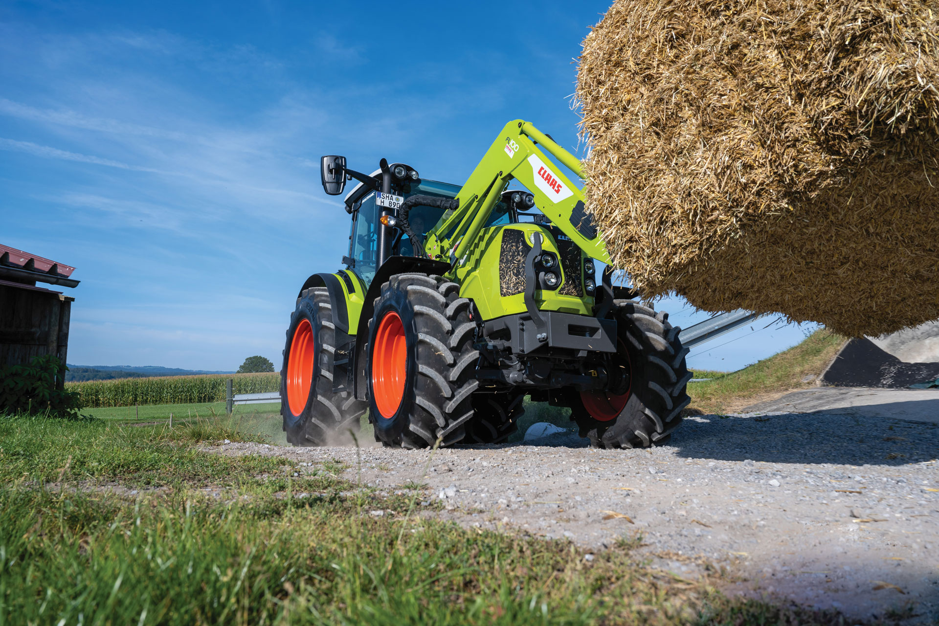 Opony rolnicze – jak wybrać właściwe ogumienie do ciągnika i maszyn rolniczych? - vredestein-tyres-traxion-70-driving_300dpi_699x466mm_c_nr-17012.jpg